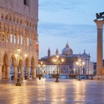 quadrato-vuoto-di-san-marco-con-il-palazzo-del-doge-e-colonna-leone-venezia-122297222